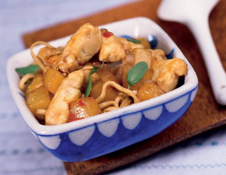 Chinesische Eiernudeln mit gepfefferter Hühnerbrust Chinesische Eiernudeln mit gepfefferter Hühnerbrust