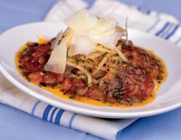 Spaghetti al pomodoro (Spaghetti mit Tomaten-Basilikum-Sugo)