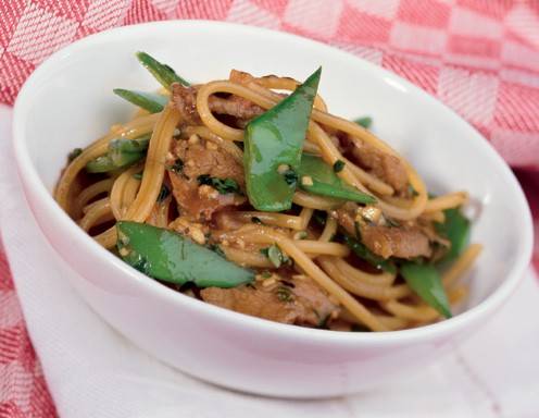 Spaghettini mit Lammstreifen und Erbsenschoten