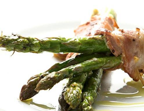 Spargel-Speck-Spieße mit Weißwein-Sabayon Rezept - ichkoche.ch Spargel-Speck-Spieße mit Weißwein-Sabayon Rezept - ichkoche.ch