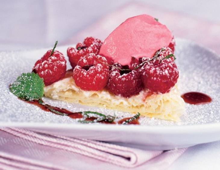 Himbeertörtchen mit Balsamicoessigsauce Himbeertörtchen mit Balsamicoessigsauce