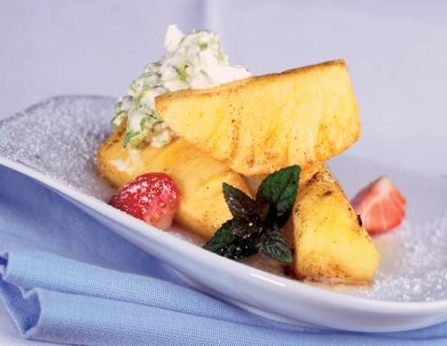 Karamellisierte Ananas mit Limettenobers Rezept - ichkoche.at