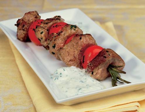 Lamm-Tomaten-Spießchen mit Tsatsiki Rezept - ichkoche.at