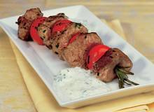 Lamm-Tomaten-Spießchen mit Tsatsiki Lamm-Tomaten-Spießchen mit Tsatsiki