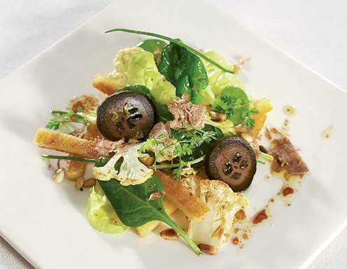 Butterhäuptel-Brot-Salat mit Trüffelscheiben