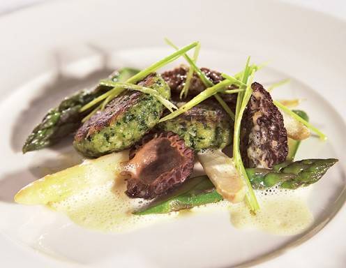 Spinat-Graukäse-Krapferl mit Morchel-Spargel-Ragout Rezept - ichkoche.ch Spinat-Graukäse-Krapferl mit Morchel-Spargel-Ragout Rezept - ichkoche.ch