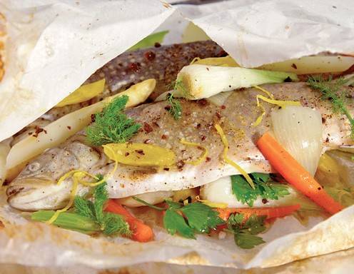 Bachsaibling in Pergament mit jungem Gartengemüse Rezept - ichkoche.de Bachsaibling in Pergament mit jungem Gartengemüse Rezept - ichkoche.de