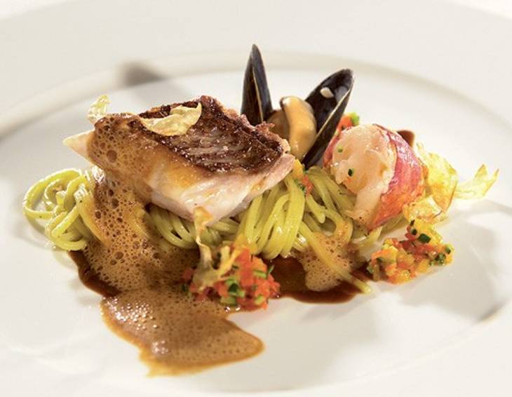 Rotbarbenfilet mit Hummer und Muscheln auf Basilikum-Linguine Rotbarbenfilet mit Hummer und Muscheln auf Basilikum-Linguine