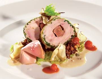 Fasanbrust-Kohlroulade mit Gänseleber und Schlehen Fasanbrust-Kohlroulade mit Gänseleber und Schlehen