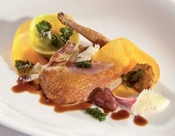 Taube Royale mit Moschuskürbis und Brennnessel und Ziegenkäse Tascherln Taube Royale mit Moschuskürbis und Brennnessel und Ziegenkäse Tascherln