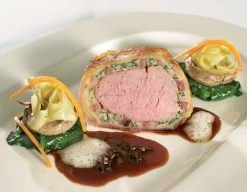 Milchkalbsfilet in der Kalbskopfkruste mit Artischockenpilz und Trüffelsauce Milchkalbsfilet in der Kalbskopfkruste mit Artischockenpilz und Trüffelsauce