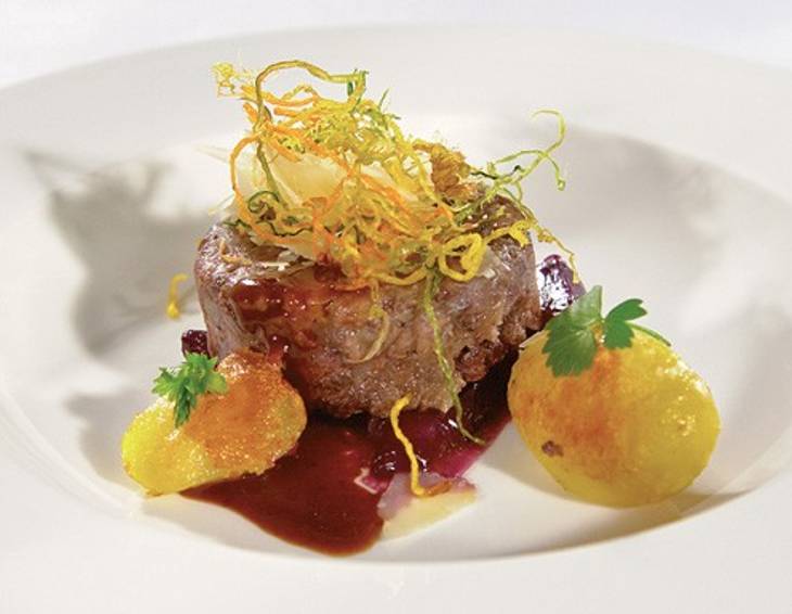 Ochsenschlepp im Römertopf mit zerdrückten Schnapserdäpfeln Ochsenschlepp im Römertopf mit zerdrückten Schnapserdäpfeln