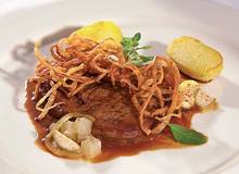 Zwiebelrostbraten mit Braterdäpfeln und Gurkerlsenf Zwiebelrostbraten mit Braterdäpfeln und Gurkerlsenf