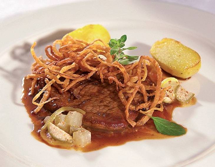 Zwiebelrostbraten mit Braterdäpfeln und Gurkerlsenf Zwiebelrostbraten mit Braterdäpfeln und Gurkerlsenf