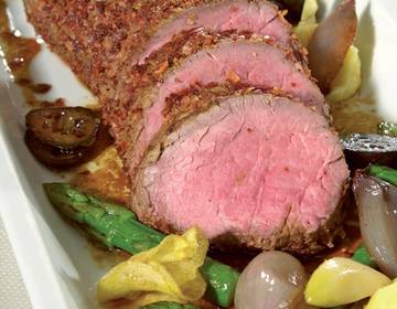 Rindslungenbraten gebraten mit Schwarzen Nüssen Rindslungenbraten gebraten mit Schwarzen Nüssen