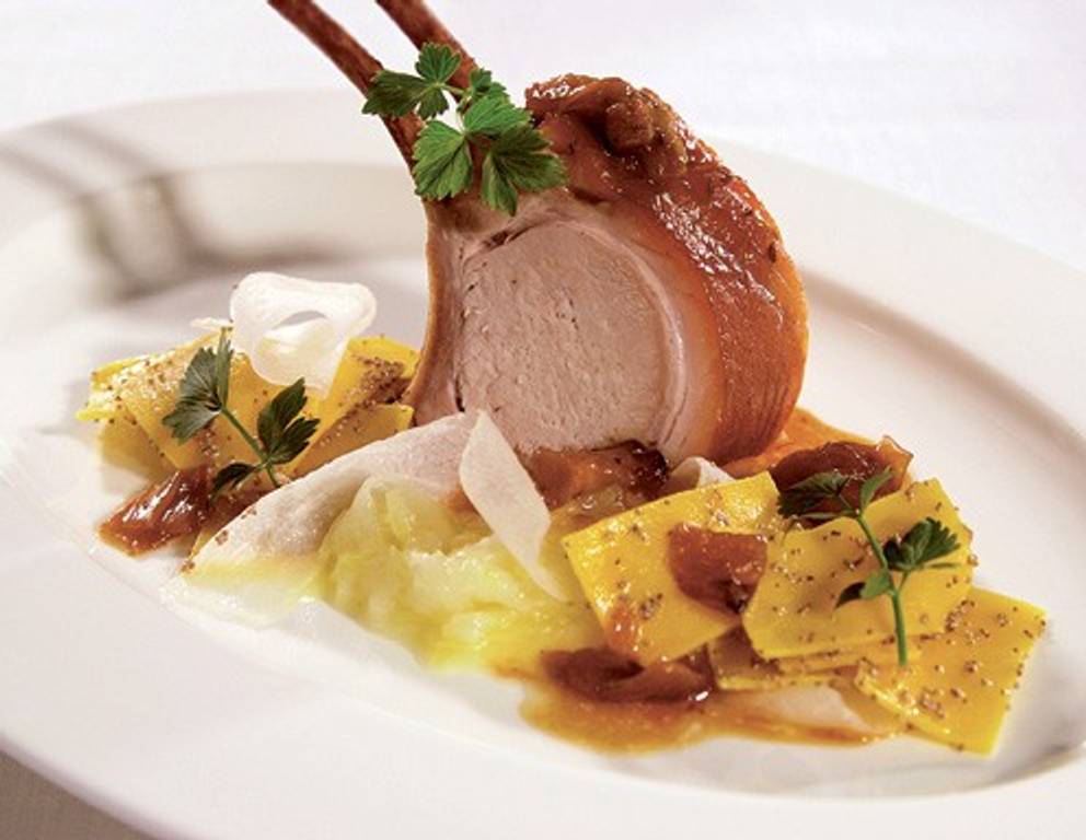 Spanferkelrücken mit Süss-Sauren Mohnnudeln Spanferkelrücken mit Süss-Sauren Mohnnudeln