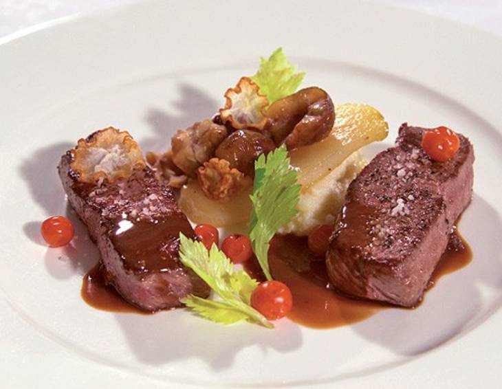 Hirschkalbsrücken mit Vogelbeeren und Maronibirne Hirschkalbsrücken mit Vogelbeeren und Maronibirne