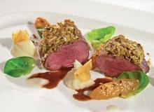 Rehfilet mit Kürbiskernkruste und Pfeffer-Marillen Rehfilet mit Kürbiskernkruste und Pfeffer-Marillen