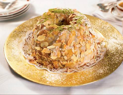 Gugelhupf mit schwarzen Nüssen
