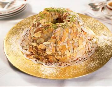 Gugelhupf mit schwarzen Nüssen Gugelhupf mit schwarzen Nüssen