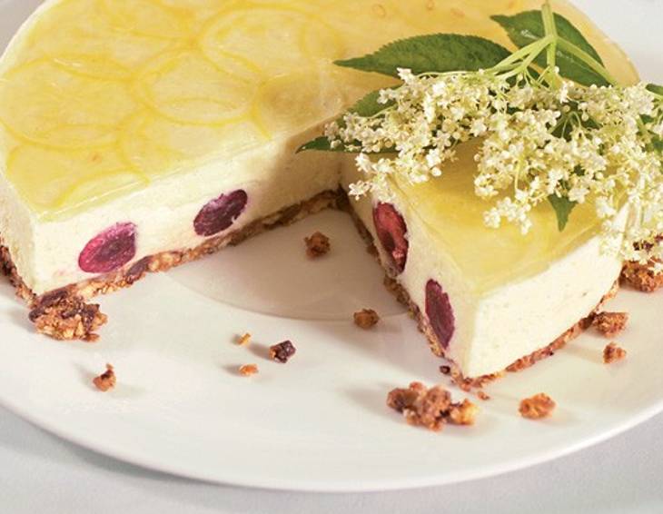 Hollerblüten-Grieß-Torte mit Herzkirschen Hollerblüten-Grieß-Torte mit Herzkirschen
