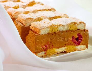 Kardinalschnitten mit Kaffee und Himbeeren Kardinalschnitten mit Kaffee und Himbeeren