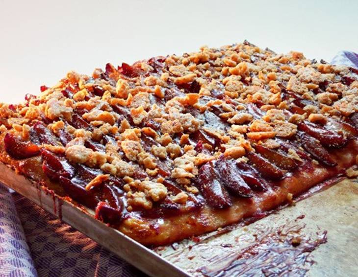 Zwetschkenfleck mit Haselnussstreusel Zwetschkenfleck mit Haselnussstreusel