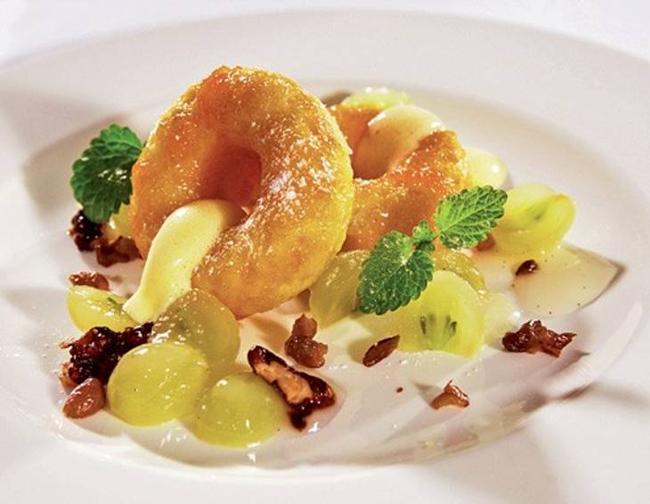 Savarin mit Glühmostschaum und  Muskattraubenragout