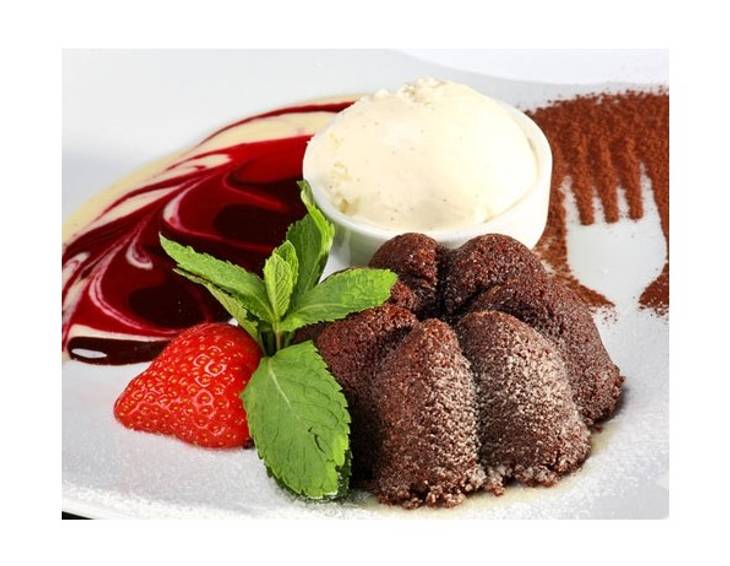 Bitterschokolademousse mit Mandel-Hippen Bitterschokolademousse mit Mandel-Hippen