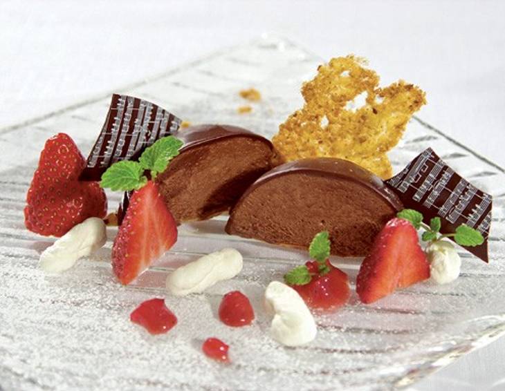 Sacherparfait mit marinierten Erdbeeren und Haselnusshippen Sacherparfait mit marinierten Erdbeeren und Haselnusshippen