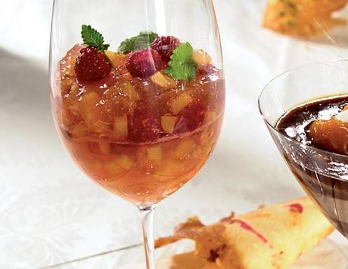 Weinbergpfirsich in Sacher-Cuvée-Gelee Rezept - ichkoche.at Weinbergpfirsich in Sacher-Cuvée-Gelee Rezept - ichkoche.at