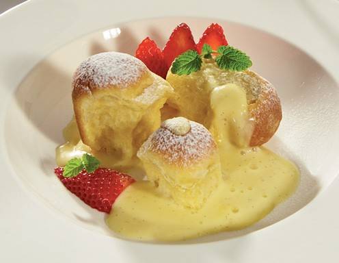 Buchteln mit Vanillesauce und Erdbeer-Minze-Sorbet Rezept - ichkoche.de
