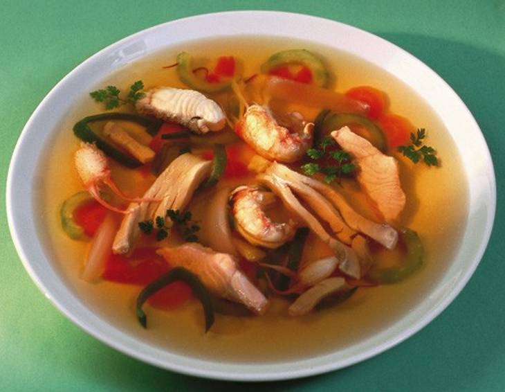 Klare Fischsuppe mit Gemüsewürferln