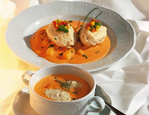 Paprikaschaumsuppe mit Karpfennockerln oder -knödeln Rezept - ichkoche.at