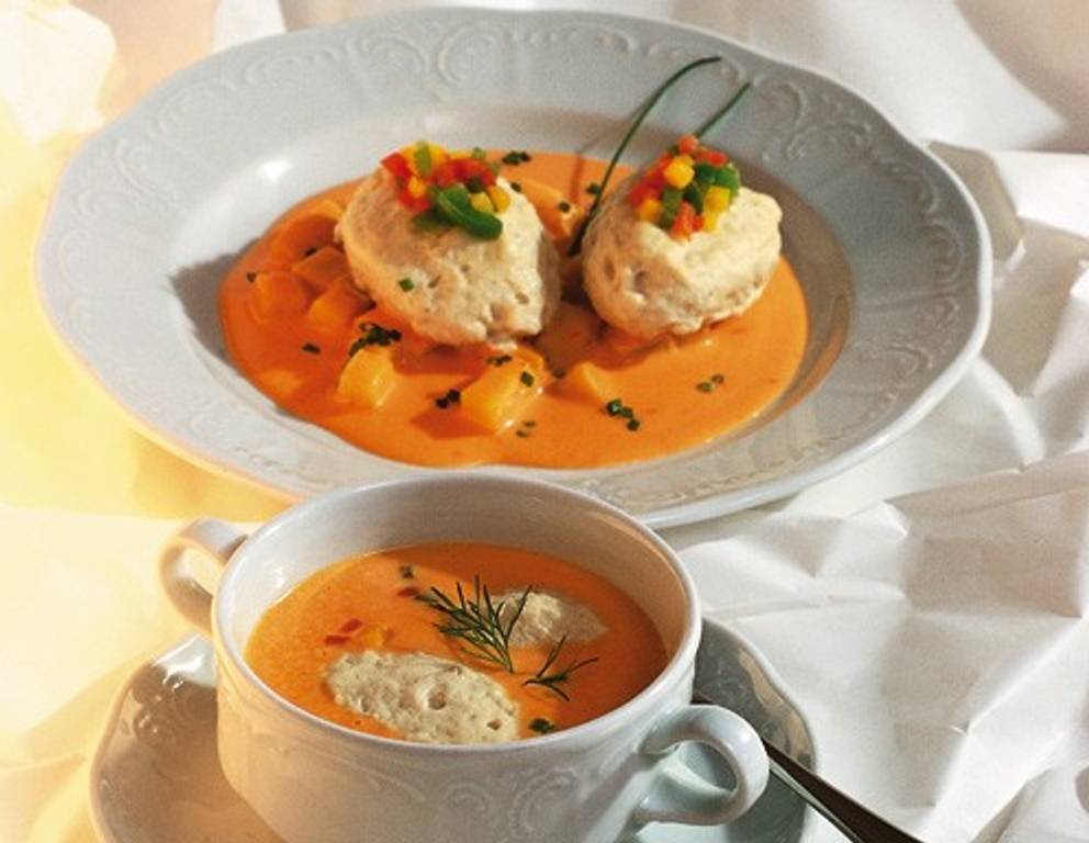 Paprikaschaumsuppe mit Karpfennockerln oder -knödeln Paprikaschaumsuppe mit Karpfennockerln oder -knödeln