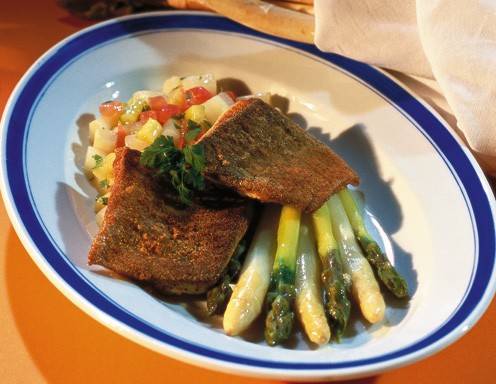 Lachsforellenfilet mit lauwarmen Spargelsalat