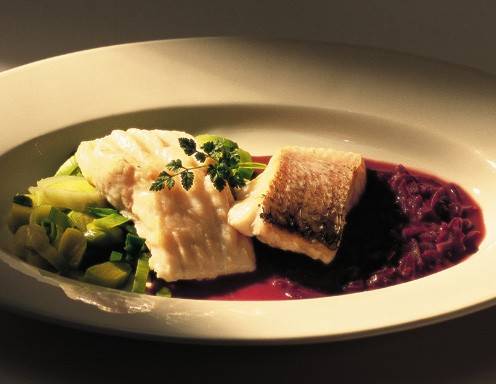 Hechtfilet mit roter Buttersauce und Porreegemüse Rezept - ichkoche.de Hechtfilet mit roter Buttersauce und Porreegemüse Rezept - ichkoche.de