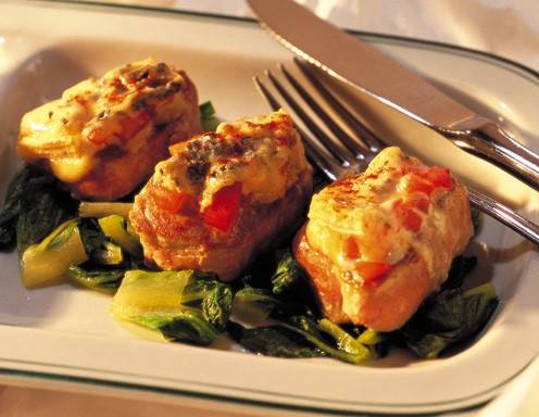 Schweinsmedaillons mit Paradeisern und Edelschimmelkäse überbacken