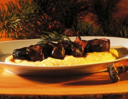 Wildspieße auf Rosmarinpolenta mit Pilzen Rezept - ichkoche.at Wildspieße auf Rosmarinpolenta mit Pilzen Rezept - ichkoche.at