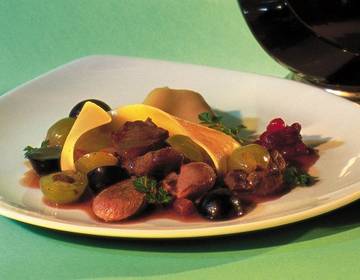 Wildfiletspitzen mit Trauben im Nudelblatt Wildfiletspitzen mit Trauben im Nudelblatt