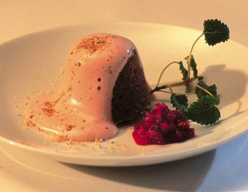 Schwarzbrotpudding mit Rotweinschaum Rezept - ichkoche.at
