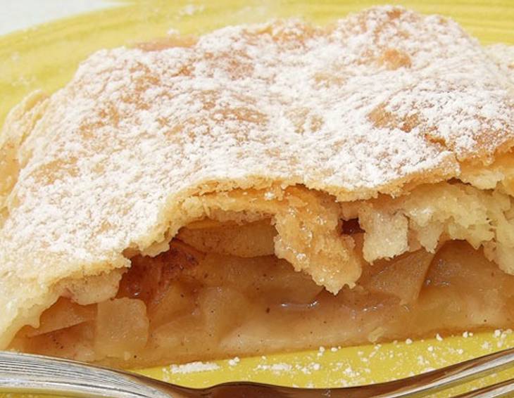 Apfel- oder Birnenstrudel