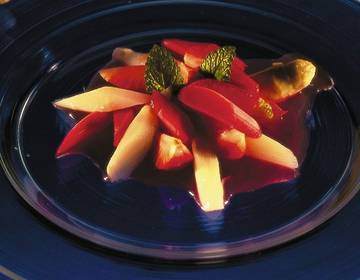 Spargel mit Rhabarber und Erdbeeren Spargel mit Rhabarber und Erdbeeren