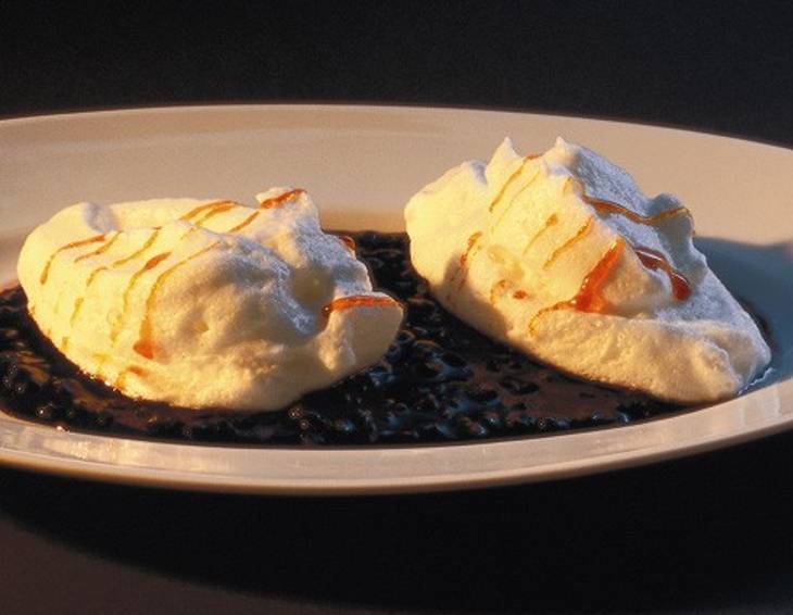 Schneenockerln mit Hollerröster und Karamell Schneenockerln mit Hollerröster und Karamell
