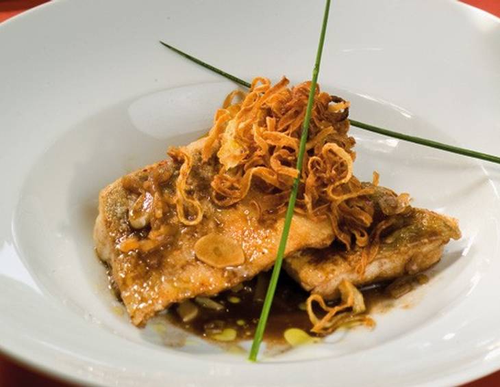 Kaltes Zanderfilet mit braunen Zwiebeln Kaltes Zanderfilet mit braunen Zwiebeln