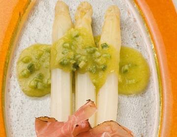 Stangenspargel auf grünen Spargelvinaigrette Stangenspargel auf grünen Spargelvinaigrette