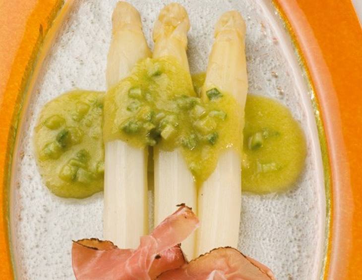 Stangenspargel auf grünen Spargelvinaigrette Stangenspargel auf grünen Spargelvinaigrette