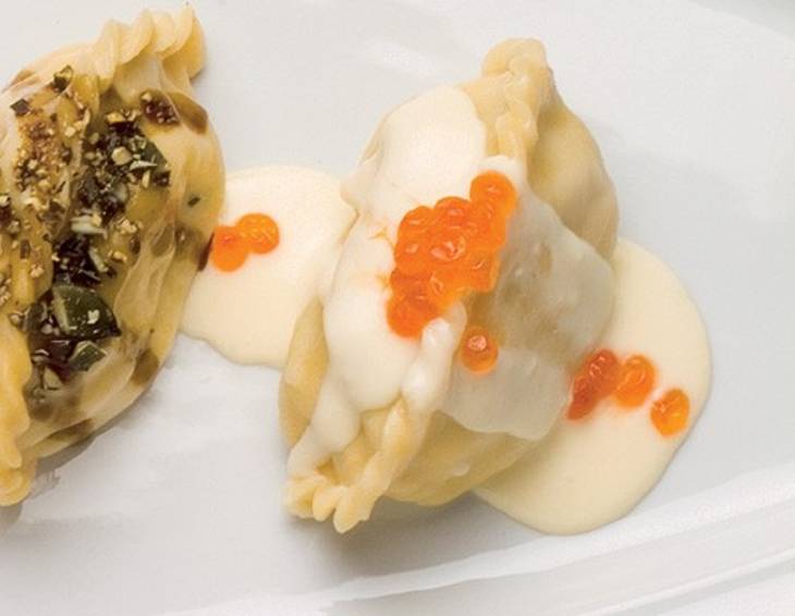Kärntner Kasnudeln mit Weißweinsauce und Forellenkaviar Kärntner Kasnudeln mit Weißweinsauce und Forellenkaviar