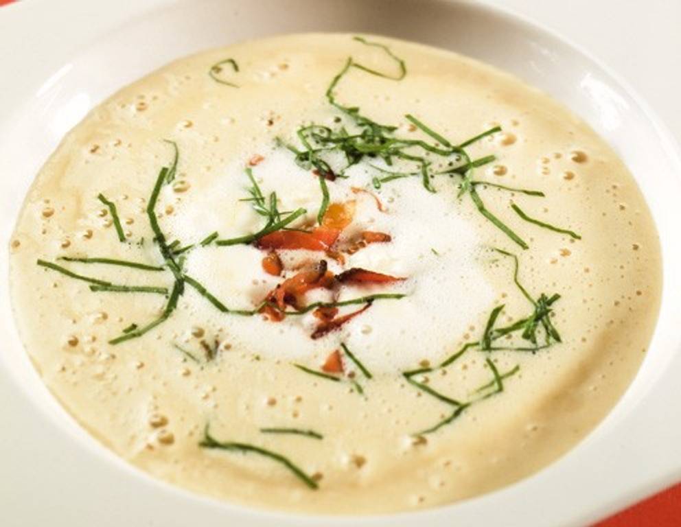 Erdäpfelsuppe Petritschhof mit Spargel und luftgetrocknetem Hausschinken Erdäpfelsuppe Petritschhof mit Spargel und luftgetrocknetem Hausschinken
