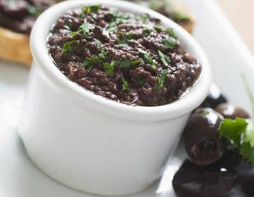 Tapenade (Schwarze Olivenpaste) Tapenade (Schwarze Olivenpaste)